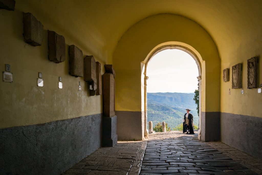 Motovun Mletacki-podestat-Marco-Dean-Prodan-ispred-lapidarija-u-kuli-Nova-vrata