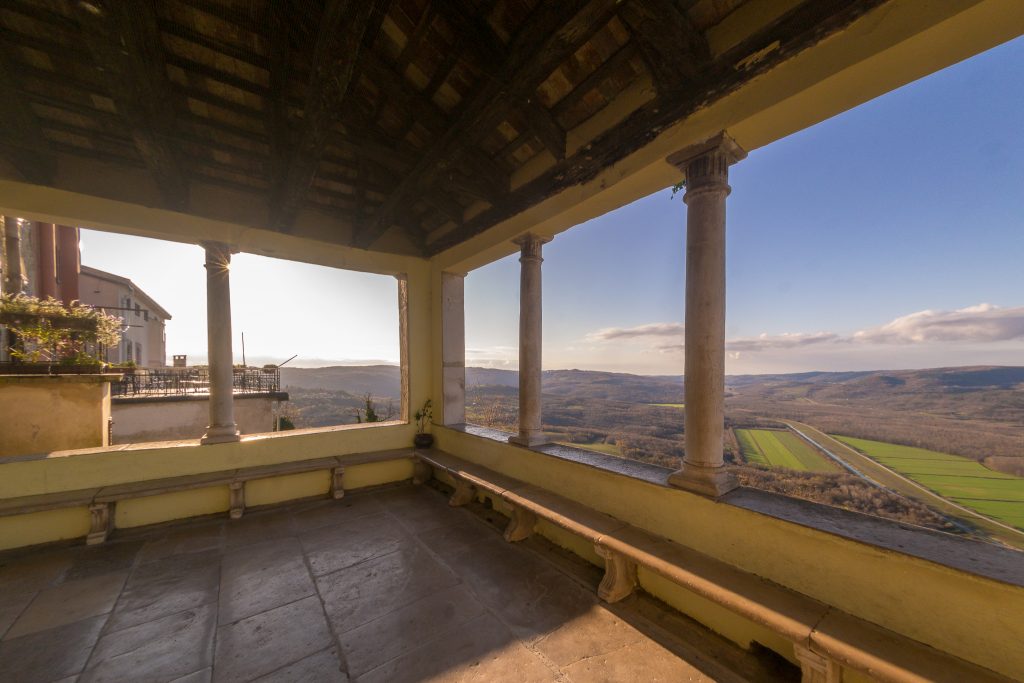 Motovun David Matković pogled iz gradske lođe