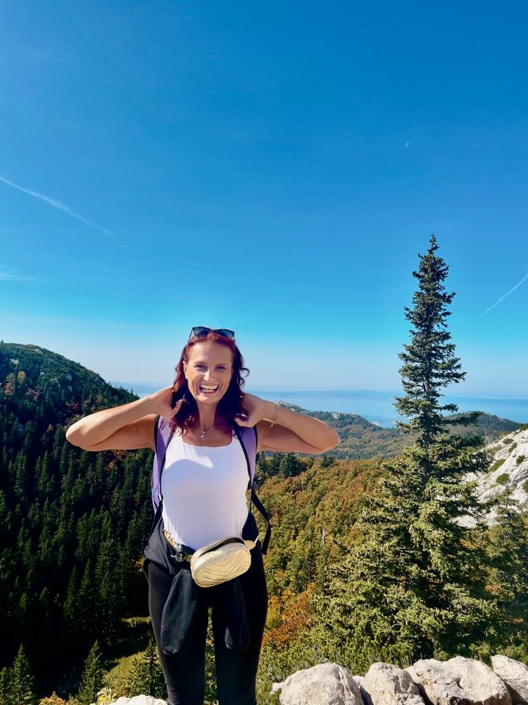 Iva Mladenić na planinarenju na Velebitu